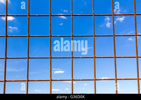 Rostige Beton, Stahl Bewehrungsstäbe mit blauen Himmel im Hintergrund. Stockfoto