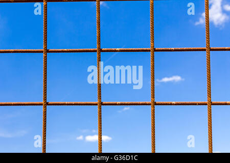 Rostige Beton, Stahl Bewehrungsstäbe mit blauen Himmel im Hintergrund. Stockfoto