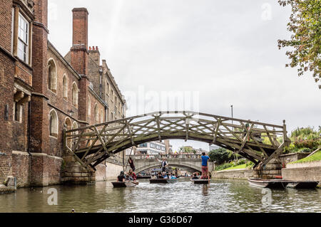 CAMBRIDGE, UK - 11. August 2015: Stechkahn fahren auf dem Fluss Cam unter einer Holzbrücke. Stockfoto