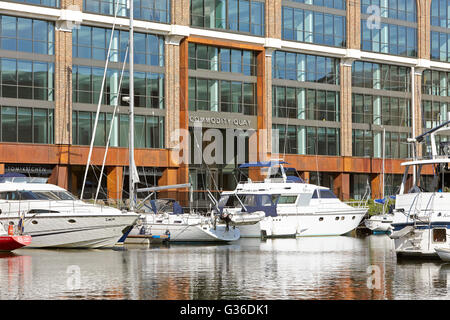 Line-up von Yachten vor dem Gebäude Eingang. Rohstoff-Kai, London, Vereinigtes Königreich. Architekt: BuckleyGrayYeoman, 2014. Stockfoto