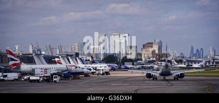 London England Großbritannien London City Airport LCY Docklands, Canary Wharf, Themse, East End. Stockfoto