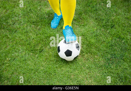 Fußball- oder Fußball Ball bei dem Start eines Spiels. Stockfoto