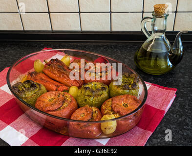 Gefüllte Tomaten und Paprika, ein traditioneller Teller in Griechenland Stockfoto