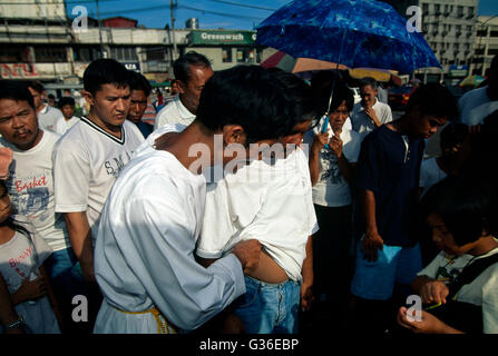 Faith Heiler Mit Menschen Außerhalb Quiapo Kirche, Manila, Philippinen Stockfoto