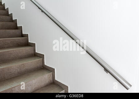Treppe mit metallischen Geländer in einem modernen Neubau. Jedes Gebäude ist erforderlich, um Notfall Treppen als Sicherheit gemessenen haben Stockfoto