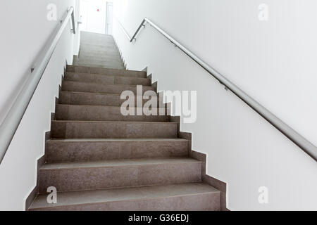 Treppe mit metallischen Geländer in einem modernen Neubau. Jedes Gebäude ist erforderlich, um Notfall Treppen als Sicherheit gemessenen haben Stockfoto