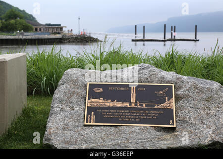 9/11 Memorial Plaque im Waterfront Park, Dobbs Ferry, New York, USA Stockfoto