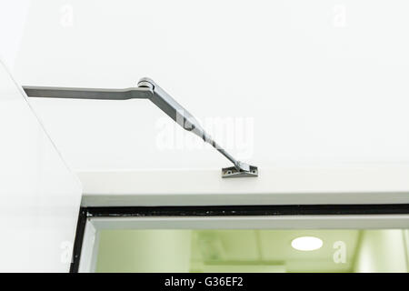 Automatische hydraulische Vorrichtung, Leaver Scharnier Tür näher Halter, detail Stockfoto