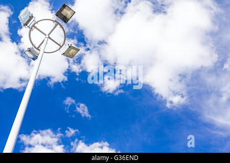 Lange Turm Pole für das Rampenlicht ist hoch oben mit blauen Himmel im Hintergrund, Tageszeit. Stockfoto