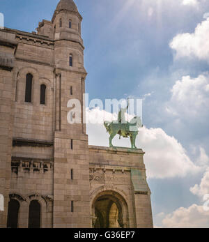 Reiterstatue von König Saint Louis mit einem Schwert über dem Eingang zur Basilique du Sacré-Coeur, Paris Stockfoto