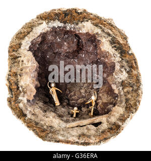 eine kleine Krippe in einem hohlen Geode isoliert auf einem weißen Hintergrund Stockfoto