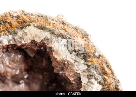 Detail von einem hohlen Geode isoliert auf einem weißen Hintergrund Stockfoto