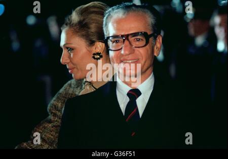 Schah von Iran Mohammed Reza Pahlavi und seine Tochter Prinzessin Farah vorbereiten, nach einem Besuch in den Vereinigten Staaten 16. November 1977 außerhalb Washington, DC von Andrews Air Force Base abzuweichen. Stockfoto