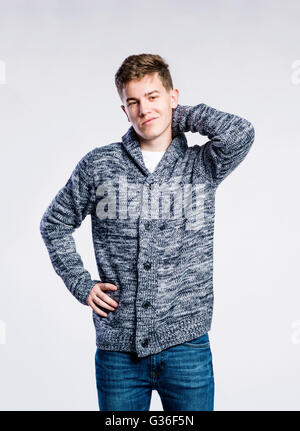 Junge in Jeans und Pullover, junger Mann, Studio gedreht Stockfoto