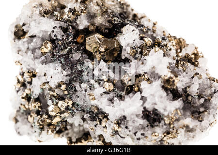 Mineral Pyrit in Quarz, bekannt als Katzengold, isoliert auf einem weißen Hintergrund Stockfoto