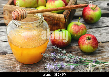 Duftenden Sommer Äpfel und Glas Honig Stockfoto