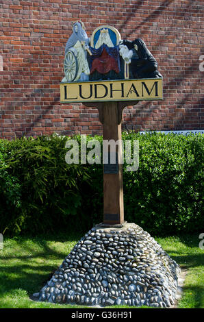 Ortsschild in Ludham auf den Norfolk Broads in der District of East Anglia, England. Stockfoto