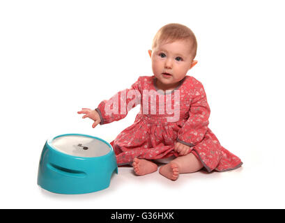 Babymädchen spielen mit Trommeln Ausschnitt Stockfoto