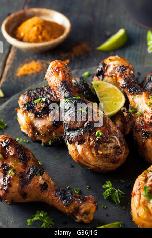 Würzig gegrillte Jerk Chicken mit Kalk und Gewürzen Stockfoto