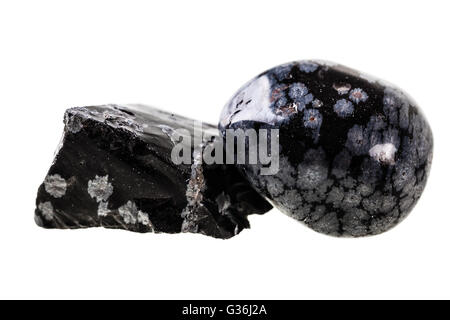 Nahaufnahme Schuss eines Fragments des Obsidian Mineral isoliert auf weißem Hintergrund Stockfoto