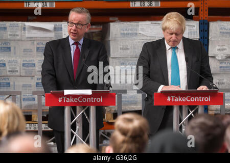 Abstimmung-Leave-Kampagne-Ereignis mit Boris Johnson und Michael Gove anlässlich Seifenherstellers DCS Group in London, UK Stockfoto