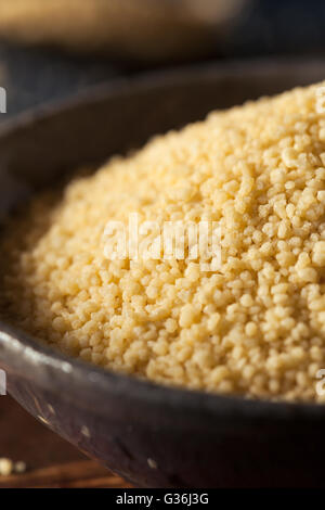 Rohe organische Französisch Couscous in eine Schüssel geben Stockfoto