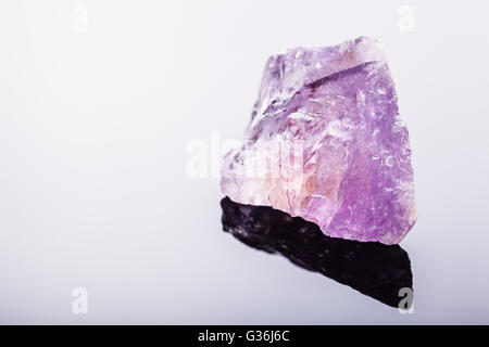 Schuss des Fragmentes des Amethyst Mineral auf einem dunklen Untergrund hautnah Stockfoto