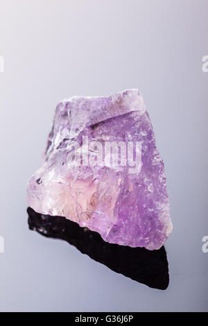 Schuss des Fragmentes des Amethyst Mineral auf einem dunklen Untergrund hautnah Stockfoto