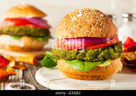 Hausgemachte grüne vegane Burger mit Salat und Tomate Stockfoto