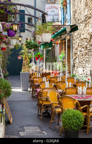 Outdoor-Cafe und Pizzeria bereit für Mittagessen, Saint-Remy-de-Provence, Frankreich Stockfoto