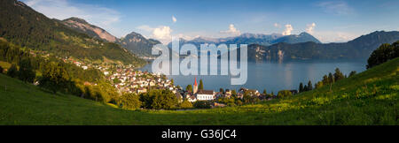 Stadt von Weggis entlang der Ufer des Vierwaldstättersees, Luzern, Schweiz Stockfoto