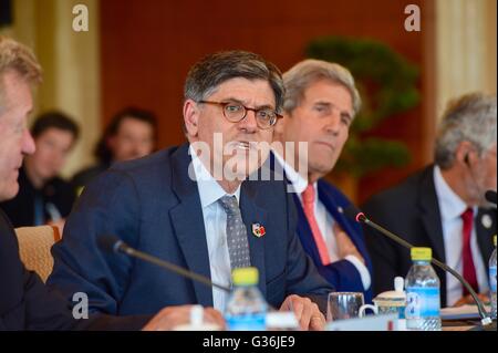 US-Außenminister John Kerry hört, wie Finanzminister Jack Lew eine Klima-Wandel-Sitzung während der Strategie- und Wirtschaftsdialog im Diaoyutai Guest House 6. Juni 2016 in Peking behandelt. Stockfoto