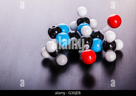 ein Koffein-chemische Molekülstruktur-Modell auf eine Holzoberfläche Stockfoto