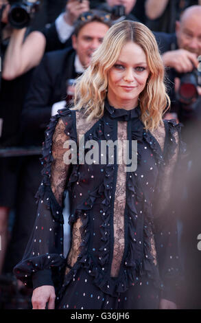 Schauspielerin und Sängerin Vanessa Paradis bei der Gala-Vorführung des Films Mal De Pierres (aus dem Land des Mondes) Cannes 2016 Stockfoto