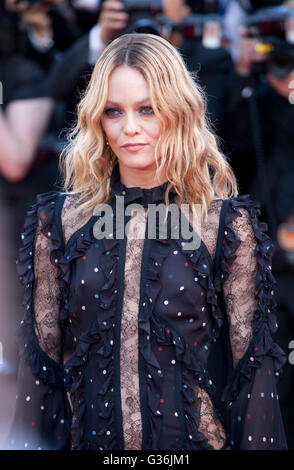 Schauspielerin und Sängerin Vanessa Paradis bei der Gala-Vorführung des Films Mal De Pierres (aus dem Land des Mondes) Cannes 2016 Stockfoto