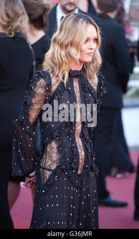 Schauspielerin und Sängerin Vanessa Paradis bei der Gala-Vorführung des Films Mal De Pierres (aus dem Land des Mondes) Cannes 2016 Stockfoto