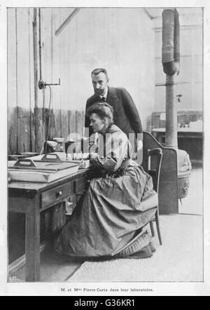 Marie und Pierre Curie in ihrem Labor, Paris Stockfoto