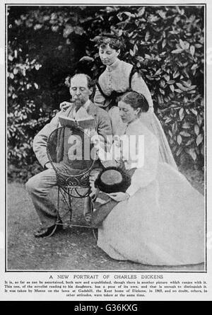 CHARLES DICKENS (1812-1870) englische Schriftsteller in seinem Haus in Gadshill in Kent, mit seinen Töchtern Kate (stehend) und Maria (sitzend). Stockfoto