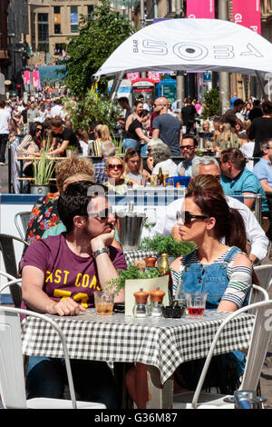 Paare, die bei einen Drink in einem Straßencafé in Buchanan Street, Glasgow, Schottland Stockfoto