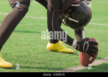 American Football-Spieler um den Ball zu fangen einrichten Stockfoto