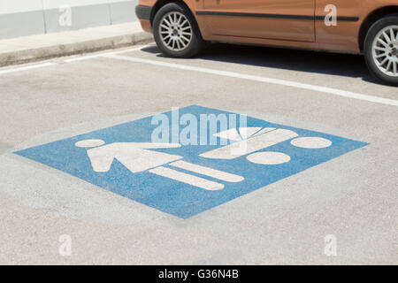 Strassenschild Parkplatz - reserviert für Mütter mit Kindern Stockfoto