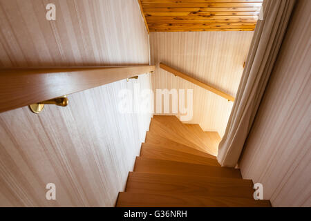 hölzerne Innentreppe von ein Chalet oder eine Hütte in Österreich Stockfoto