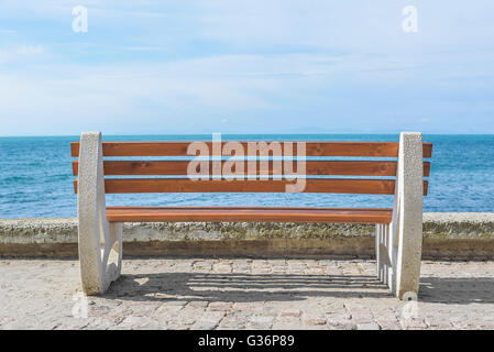 Leere Bank auf dem Hintergrund des Meeres. Stockfoto
