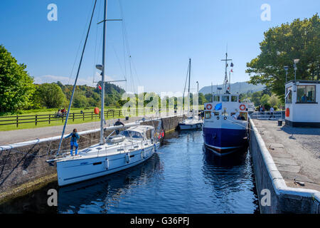 Schiffe, die Verhandlungen über die Schlösser an der Caledonian Canal in Dochgarroch, in der Nähe von Inverness Stockfoto