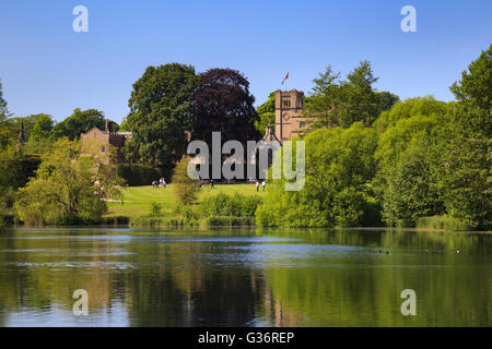 Newstead Abbey Garten Seeblick, Besucher auf der Wiese Stockfoto