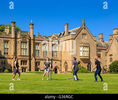 Eine Gruppe junger Männer spielen Charakter-symbole Takraw (kick Volleyball) auf dem Rasen. Bei Newstead Abbey Stockfoto