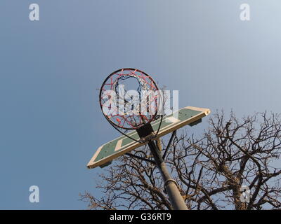 Blick auf den Basketballkorb Stockfoto