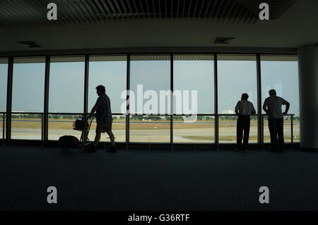 Passagiere am Flugsteig in Don Mueang International Airport, Bangkok, Thailand. Stockfoto