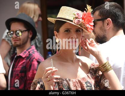 Elegante Frau dünne Zigarette Vogue in San Isidro Festival Fiesta in Nerja Andalucia Spanien Stockfoto