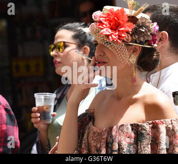 Elegante Frau dünne Zigarette Vogue in San Isidro Festival Fiesta in Nerja Andalucia Spanien Stockfoto